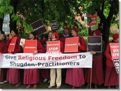Amhänger er Neuen Kadampa Tradition protestieren gegen den Dalai Lama