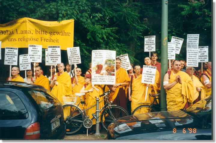 NKT Demonstration 1998 vor dem Tempodrom Berlin
