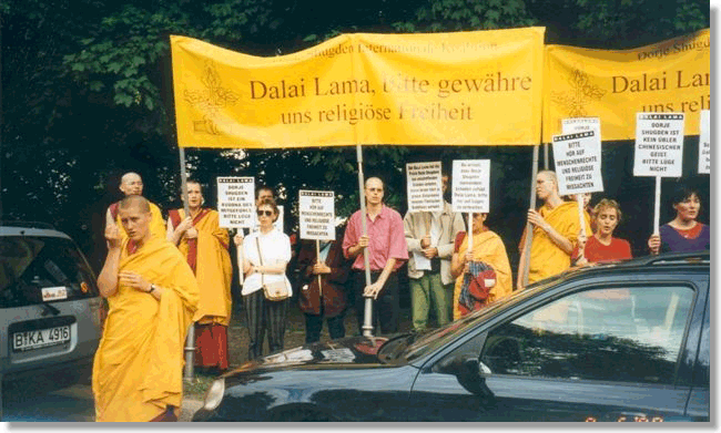 NKT Demonstration 1998 vor dem Tempodrom Berlin