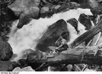 Bundesarchiv Bild 135-S-03-11-20, Tibetexpedition, Wasserfall, Expeditionsteilnehmer