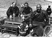 Bundesarchiv Bild 135-S-15-33-20, Tibetexpedition, Empfang, Möndro, Beger
