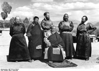 Bundesarchiv Bild 135-S-17-04-24, Tibetexpedition, Tashi Lhunpo, Gruppenbild Mit Abt