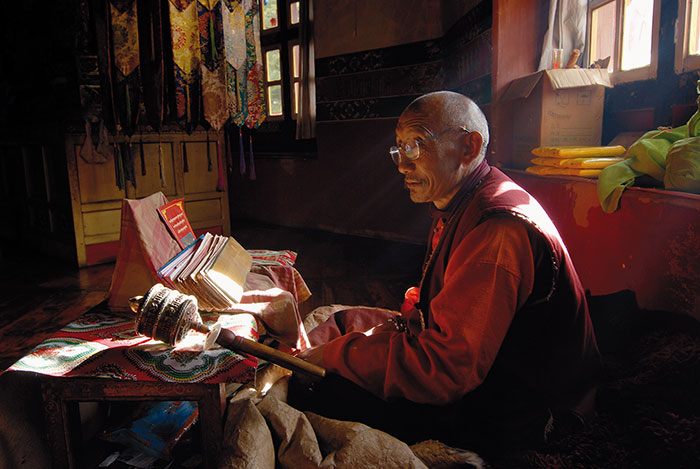 Studierender Mönch im Kloster Namling - Ost-Tibet.