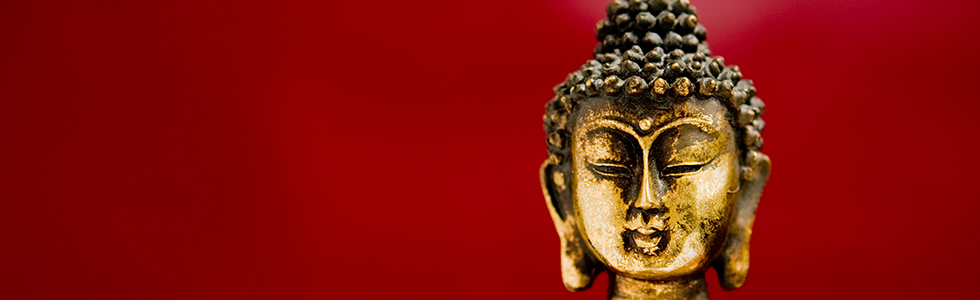 Buddha Statue – roter Hintergrund