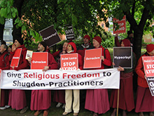 Amhänger er Neuen Kadampa Tradition protestieren gegen den Dalai Lama