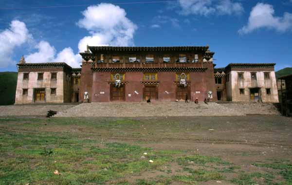 Die Hauptversammlungshalle von Tsangwa Gompa in der Jonang-Klosterstadt in Dzamthang
