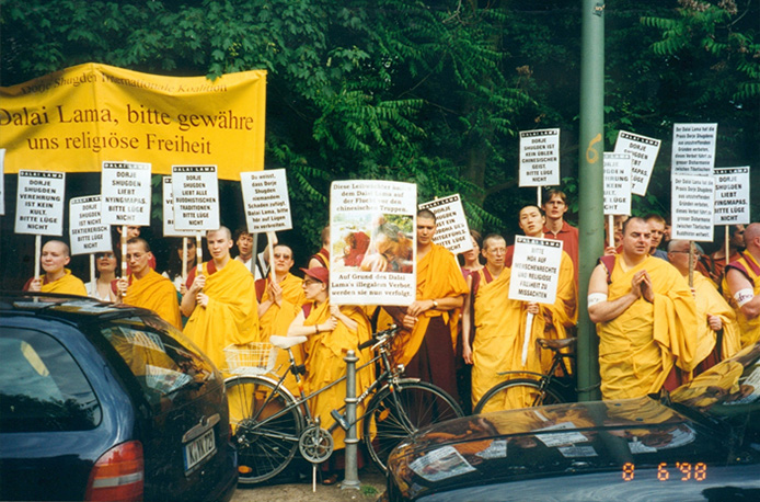 Kadampa Pro Shugden Anti Dalai Lama Demonstration 1998 vor dem Tempodrom Berlin