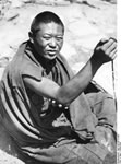 Bundesarchiv Bild 135-KB-12-002, Tibetexpedition, Mönch mit Gebetskette