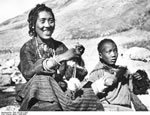 Bundesarchiv Bild 135-KB-12-083, Tibetexpedition, Tibetische Händlerin mit Sohn
