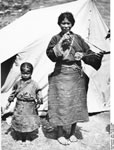 Bundesarchiv Bild 135-KB-12-096, Tibetexpedition, Tibeterin mit Kind
