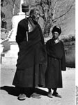 Bundesarchiv Bild 135-S-12-46-30, Tibetexpedition, Mönch mit Gebetsmühle