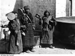 Bundesarchiv Bild 135-S-13-14-37, Tibetexpedition, Bettelnonnen mit Gebetstrommeln