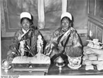 Bundesarchiv Bild 135-KA-08-049, Tibetexpedition, Würdenträger in Tracht