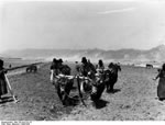 Bundesarchiv Bild 135-GA-2-02-18, Tibetexpedition, Feldarbeit, Pflügen