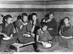 Bundesarchiv Bild 135-KA-01-069, Tibetexpedition, Mönche beim Essen