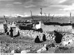 Bundesarchiv Bild 135-S-04-09-28, Tibetexpedition, Häuser in Kampadzong