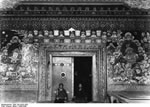 Bundesarchiv Bild 135-KA-01-063, Tibetexpedition, Mönche Vor Tempelportal