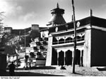 Bundesarchiv Bild 135-S-07-24-30, Tibetexpedition, Großer Chörten In Gyantse