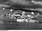 Bundesarchiv Bild 135-S-11-17-04, Tibetexpedition, Kloster In Gyantse