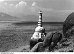 Bundesarchiv Bild 135-S-15-21-11, Tibetexpedition, Landschaftsaufnahme, Chörten