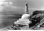 Bundesarchiv Bild 135-S-15-21-18, Tibetexpedition, Landschaftsaufnahme, Chörten