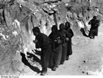 Bundesarchiv Bild 135-S-12-15-27, Tibetexpedition, Pilger, Felsmalerei