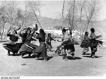 Bundesarchiv Bild 135-S-13-09-39, Tibetexpedition, Volkstanz