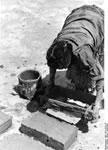 Bundesarchiv Bild 135-S-14-01-37, Tibetexpedition, Formen von Ziegeln