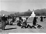 Bundesarchiv Bild 135-S-15-44-04, Tibetexpedition, Pilger, Chörten