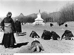 Bundesarchiv Bild 135-S-15-44-10, Tibetexpedition, Pilger, Chörten